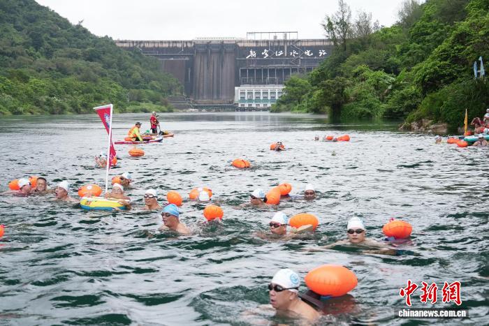 千名泳者汇聚新丰江冰河