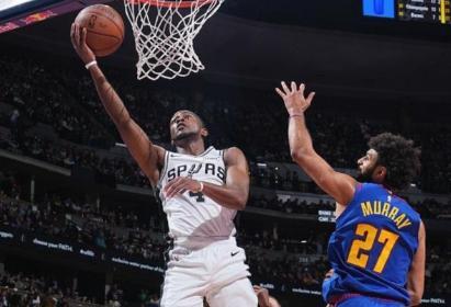 掘金25分逆转马刺 约基奇砍三双穆雷轰39分