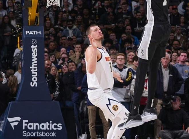 掘金25分逆转马刺 约基奇砍三双穆雷轰39分