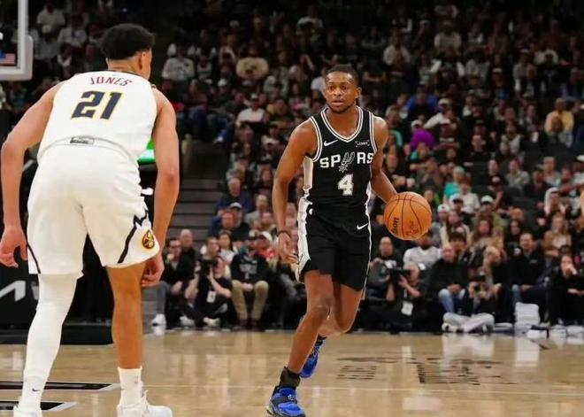 掘金25分逆转马刺 约基奇砍三双穆雷轰39分