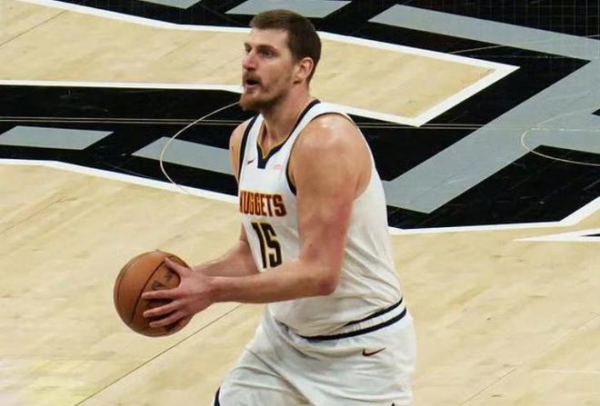 掘金25分逆转马刺 约基奇砍三双穆雷轰39分