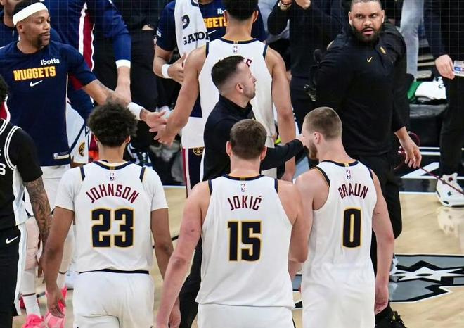 掘金25分逆转马刺 约基奇砍三双穆雷轰39分