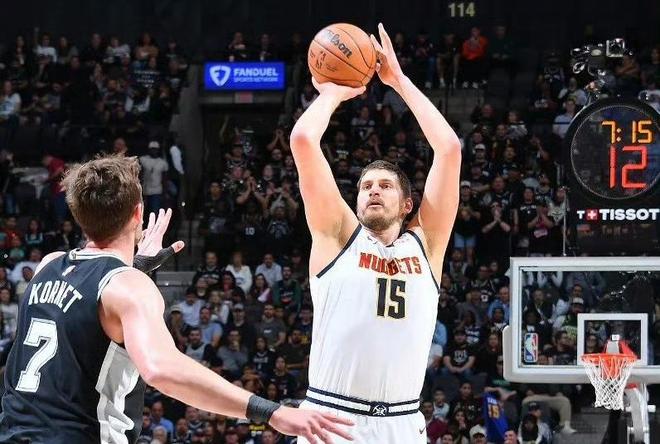 掘金25分逆转马刺 约基奇砍三双穆雷轰39分