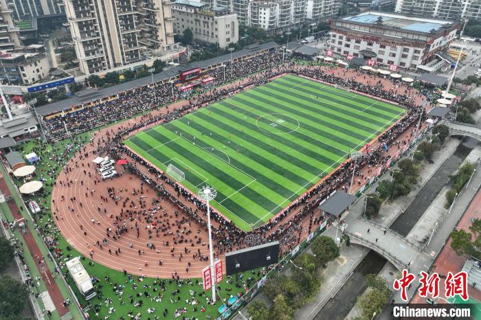 贵州榕江“村超”决赛开赛 20支队伍角逐冠军