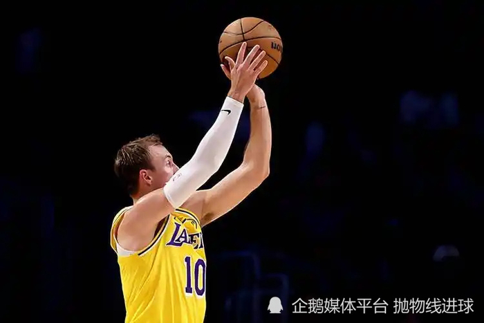 肯纳德爆发成湖人战术核心 50分神迹助球队强势