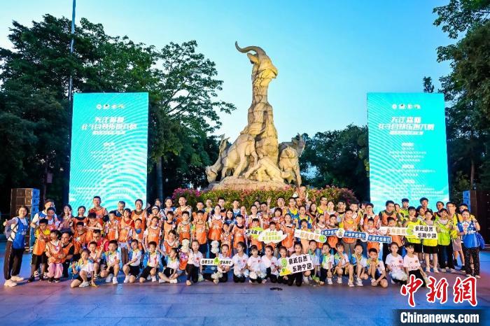 7月8日晚,北斗·自然乐跑锦标赛——广州荧光夜跑大赛在广州市越秀公园举办。 主办方供图